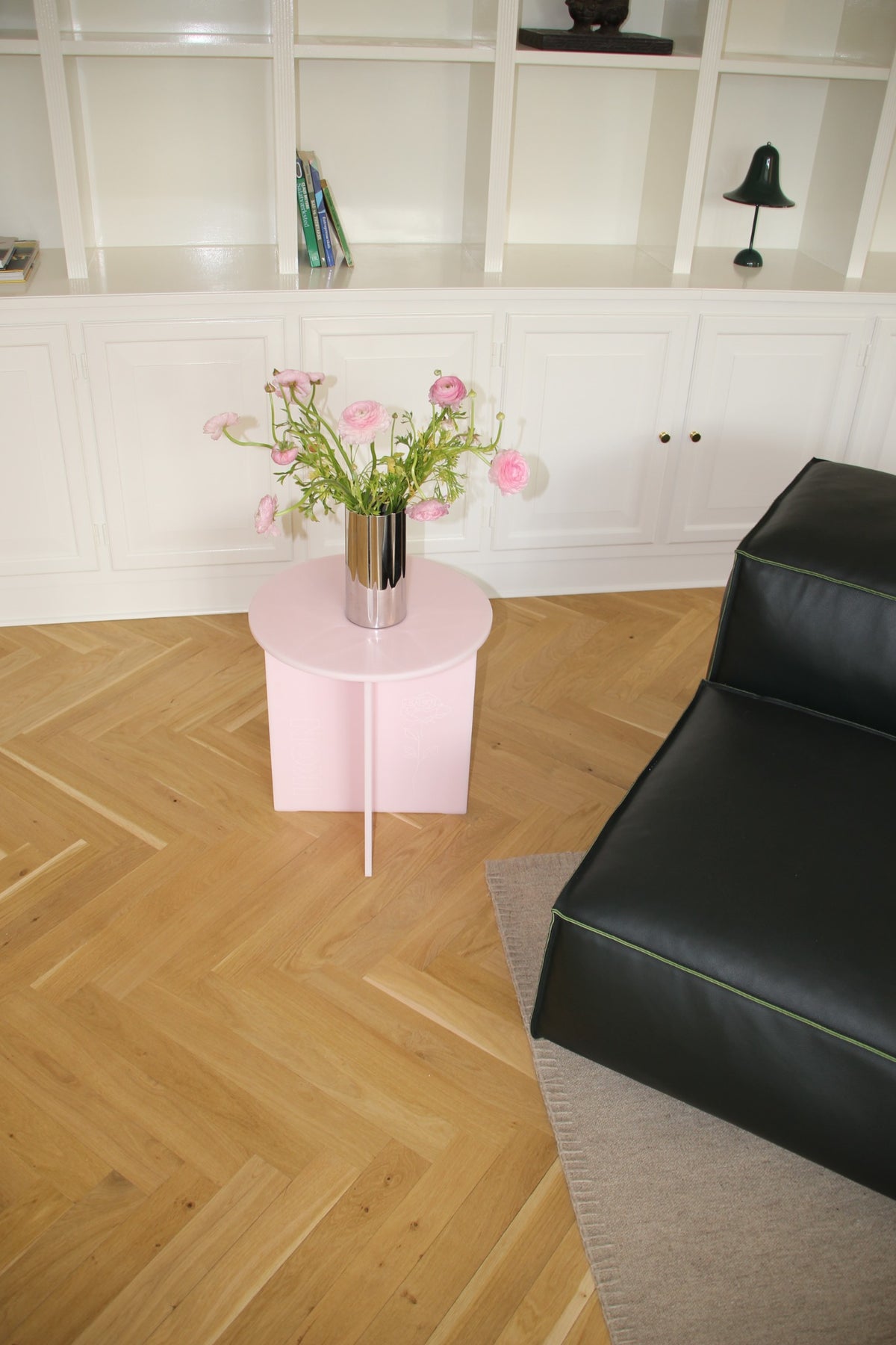 Lyserødt IKON-sidebord med blomster i en stue