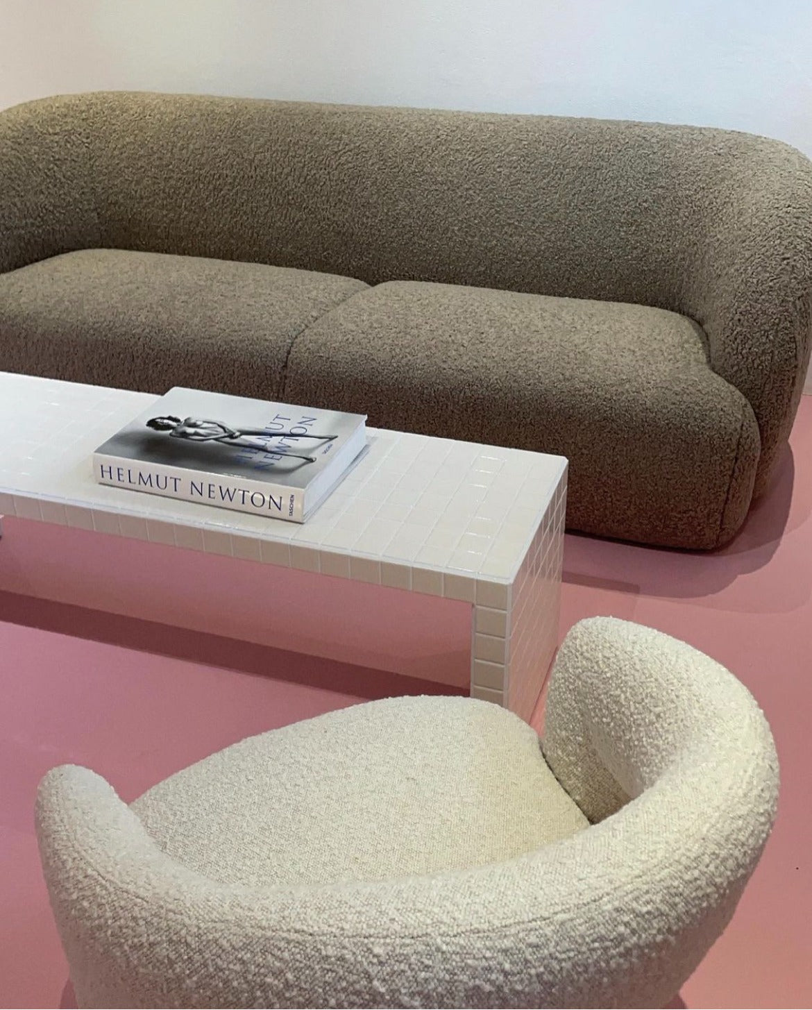 Hvidt IKON klinkebord i et rosa rum med sofa og loungestol
